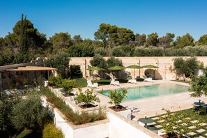 Seasonal outdoor pool, pool umbrellas, pool loungers - MASTROPA' EXCLUSIVE RESORT (Massafra)