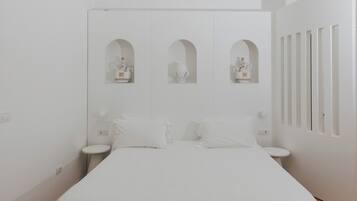 Suite, 1 King Bed, Hot Tub, Sea View | Egyptian cotton sheets, premium bedding, down duvets, free minibar