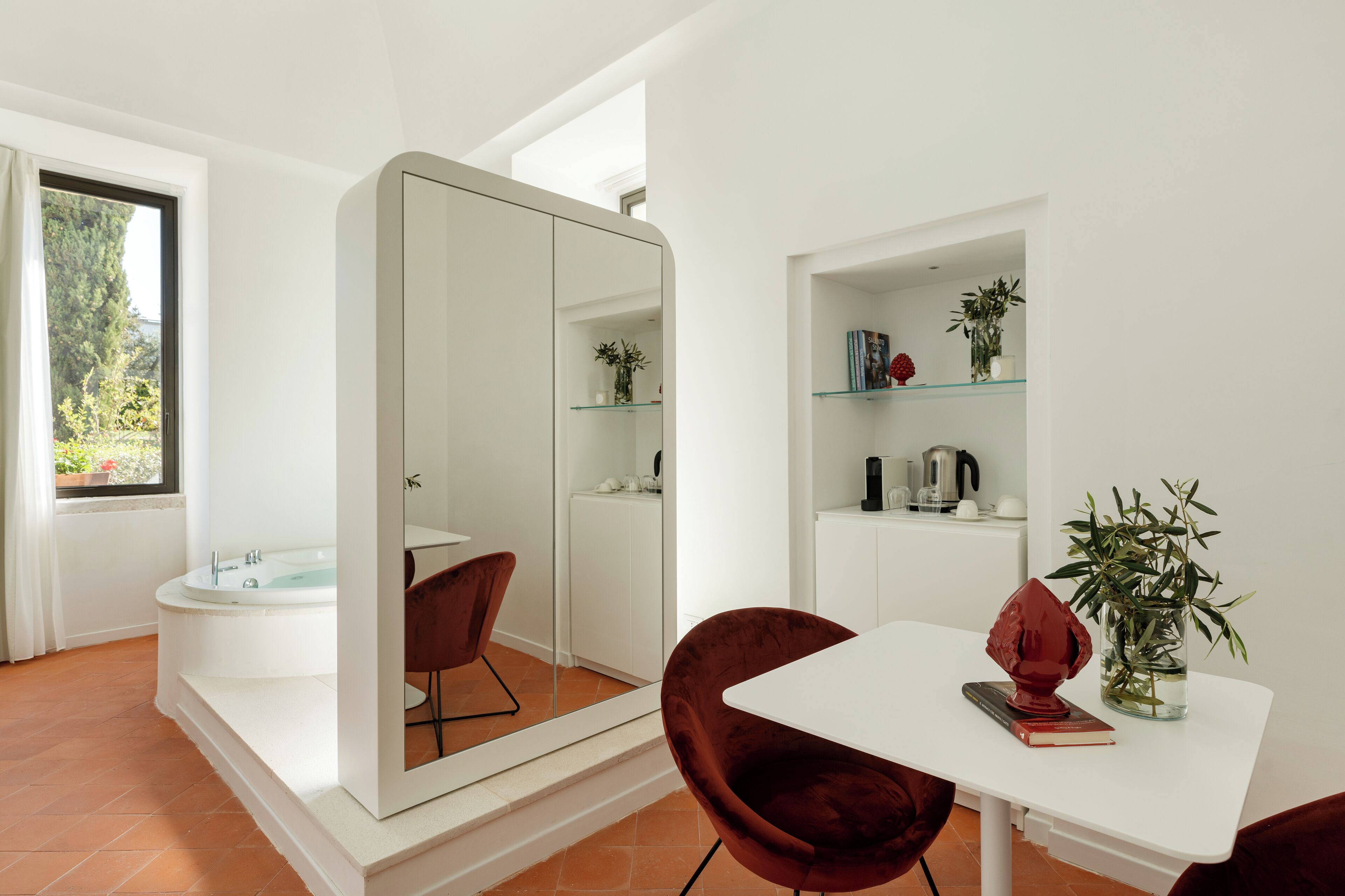 Un baño moderno con bañera, cabina de ducha de vidrio y tocador blanco.