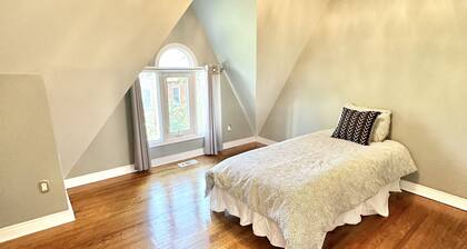 5 mins to Yorkville 5 bedrooms 2 free parkings center downtown luxury townhouse