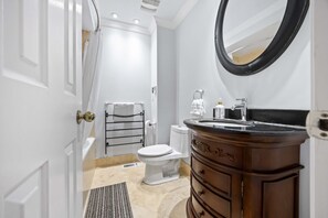 Hårtørrer, håndklæder, Sæbe, Toiletpapir