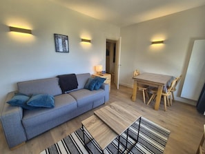Living area - 100m from resort center, 2nd floor, view mountain, balcony, tv, ski locker, 40m², Tignes (Tignes)