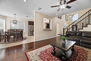 テレビ、暖炉、ステレオ