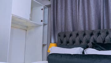 1 dormitori, planxa i posts de planxar, wifi i roba de llit