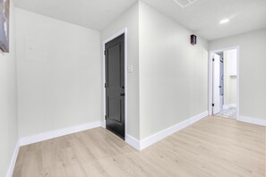 Interior - Modern Remodeled Clean Quiet apt 1 king 1 Queen washer dryer onsite (Brazoria)