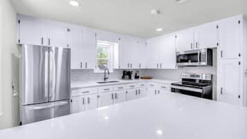 Frigorífico, microondas, horno y placa de cocina