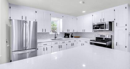 Modern Remodeled Clean Quiet apt 1 king 1 Queen washer dryer onsite