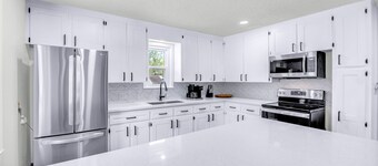 Modern Remodeled Clean Quiet apt 1 king 1 Queen washer dryer onsite