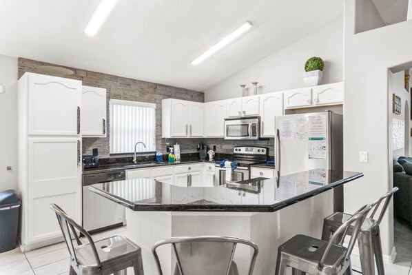 Kjøleskap, mikrobølgeovn, ovn og kokeplater