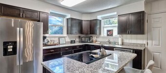 The Cedar - Comfy, Cable, near Starbucks, Base, & City!