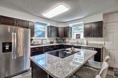 The Cedar - Comfy, Cable, near Starbucks, Base, & City!