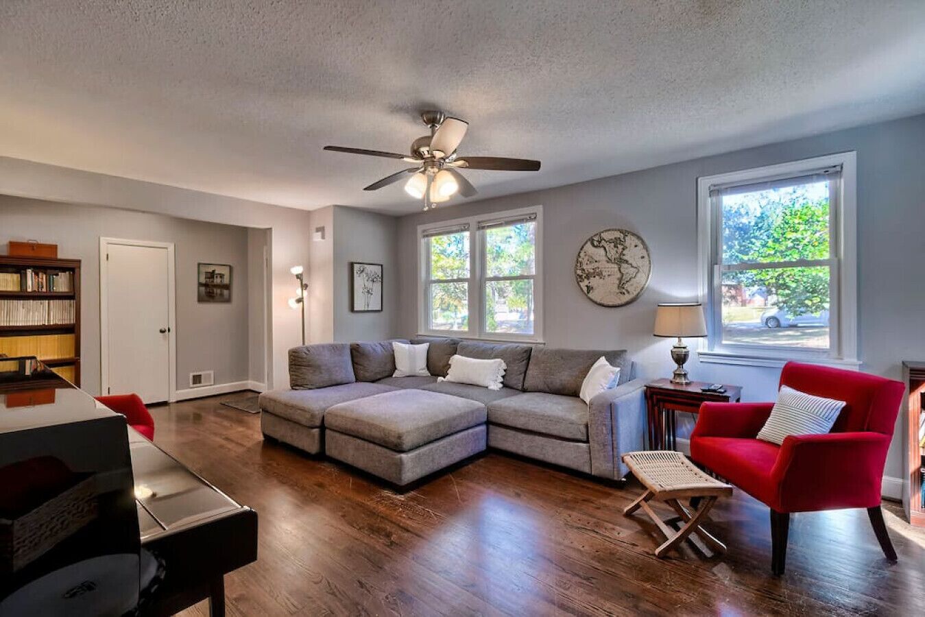 Een smart-tv en boeken