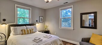 The Cedar - Comfy, Cable, near Starbucks, Base, & City!