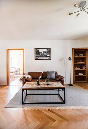 TV - Large stylish family apartment in Old Town (Jihoceský kraj)