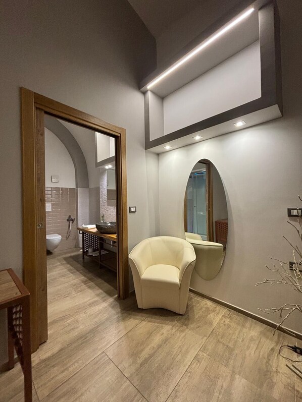 华丽开间套房 | 免费迷你吧物品、遮光窗帘、隔音、熨斗/熨板