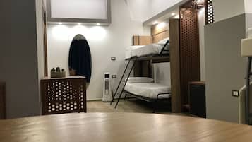 Suite estudio Deluxe | Minibar (con algunos artículos gratuitos) y cortinas opacas