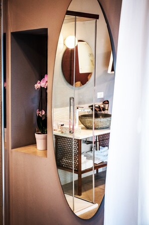 Deluxe Double or Twin Room | Bathroom