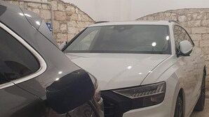 A car charging station in a garage with a stone wall and a white ceiling. - B&B del corso foggia (Foggia)