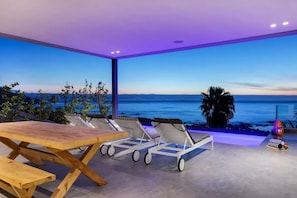 Exterior - Skyline Views Modern 5-bedroom Vacation Villa With Incredible Ocean Views (Cape Town)