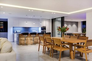 Dining - Skyline Views Modern 5-bedroom Vacation Villa With Incredible Ocean Views (Cape Town)