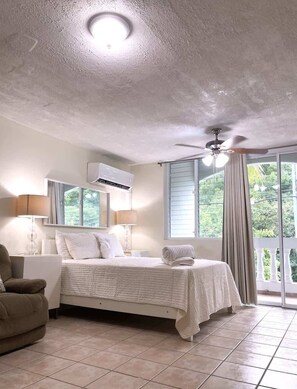 2 chambres, bureau, fer et planche à repasser, lit de bébé portatif