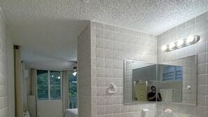 Een douche, een haardroger, handdoeken