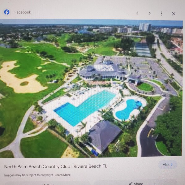 Vue aérienne du North Palm Beach Country Club, avec ses nombreuses piscines, ses terrains de golf et son grand club-house.