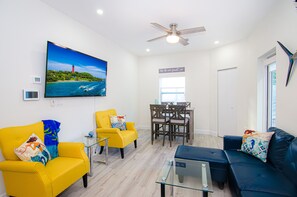 Smart TV, caminetto, biblioteca musicale, impianto stereo