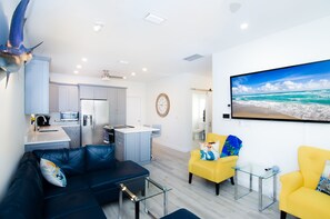 Smart TV, caminetto, biblioteca musicale, impianto stereo