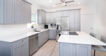 2/2 Juno House near Beach/Intracoastal bring Boat Large outdoor area. NPB Pool