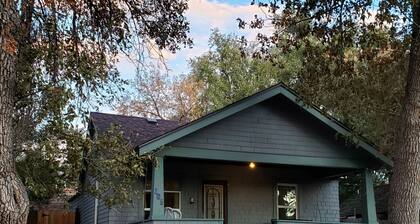 Blue Bungalow - downtown