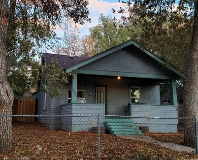 Blue Bungalow - downtown