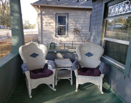 Blue Bungalow - downtown