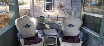 Blue Bungalow - downtown