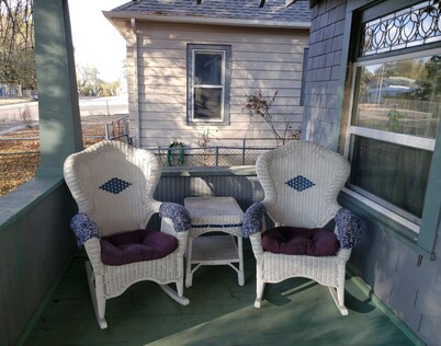Blue Bungalow - downtown