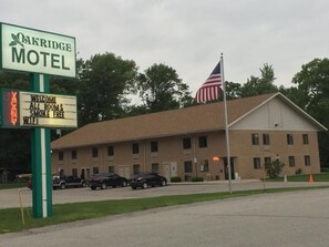 Exterior - Oakridge Motel (Newaygo)