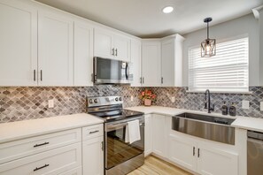 Fridge, microwave, oven, dishwasher - Dog-Friendly Home in The Woodlands w/ Fenced Yard! (Conroe)