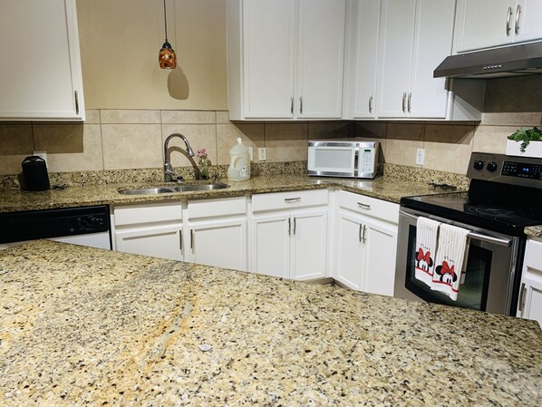 Fridge, microwave, oven, stovetop - BEAUTIFUL HOUSE NEAR SEA WORLD /SIX FLAGS (San Antonio)