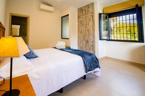 8 slaapkamers, een strijkplank/strijkijzer, wifi, beddengoed