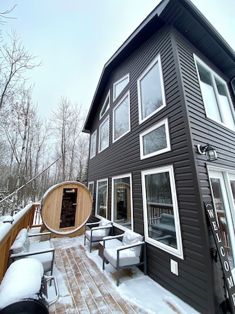 Terrace/patio. Romantic Getaway, Tiny High-Rise Cabin