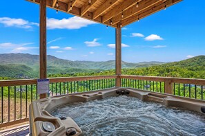 Outdoor spa tub - Christmas Decor-King Beds-Pool Table-Air Hockey-Mtn Views-Cozy Fireplace (Gatlinburg)