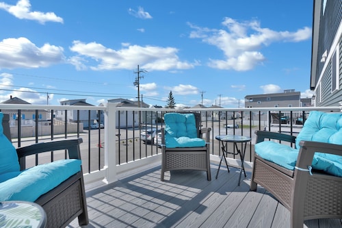 Brand NEW, Family Friendly| Up to 16 guests |  Walk to the Beach | Back Yard | EV Charger