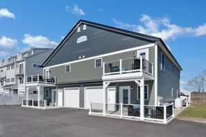 Exterior - Brand NEW, Family Friendly| Up to 16 guests |  Walk to the Beach | Back Yard | EV Charger (Old Orchard Beach)