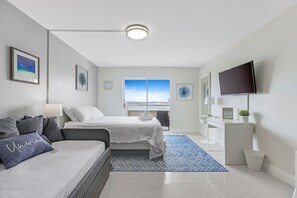 Apartment | 1 bedroom, iron/ironing board, free WiFi - Waterfront condo Studio - Free Parking (North Bay Village)