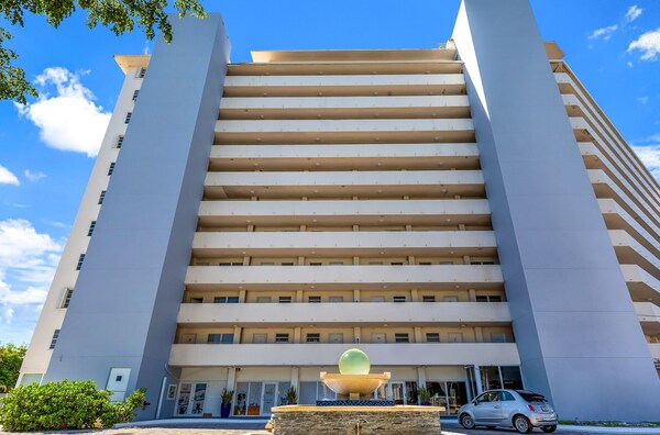 Waterfront Condo Studio - Free Parking - Playa, Hollywood