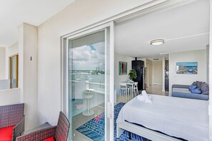 1 bedroom, iron/ironing board, free WiFi - Waterfront condo Studio - Free Parking (North Bay Village)