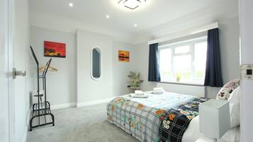 3 bedrooms, iron/ironing board, WiFi, bed sheets