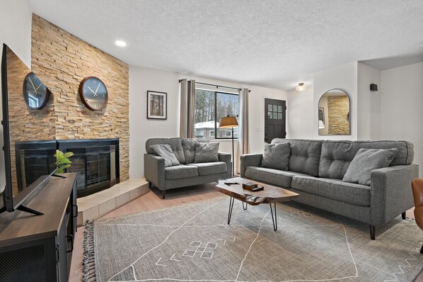 Televisión y chimenea 