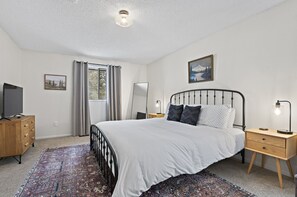 3 Schlafzimmer, Schreibtisch, Bügeleisen/Bügelbrett, Reisekinderbett