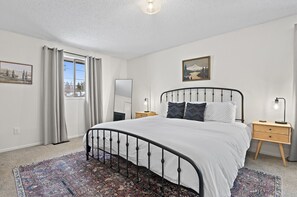 2 habitaciones, escritorio y tabla de planchar con plancha 